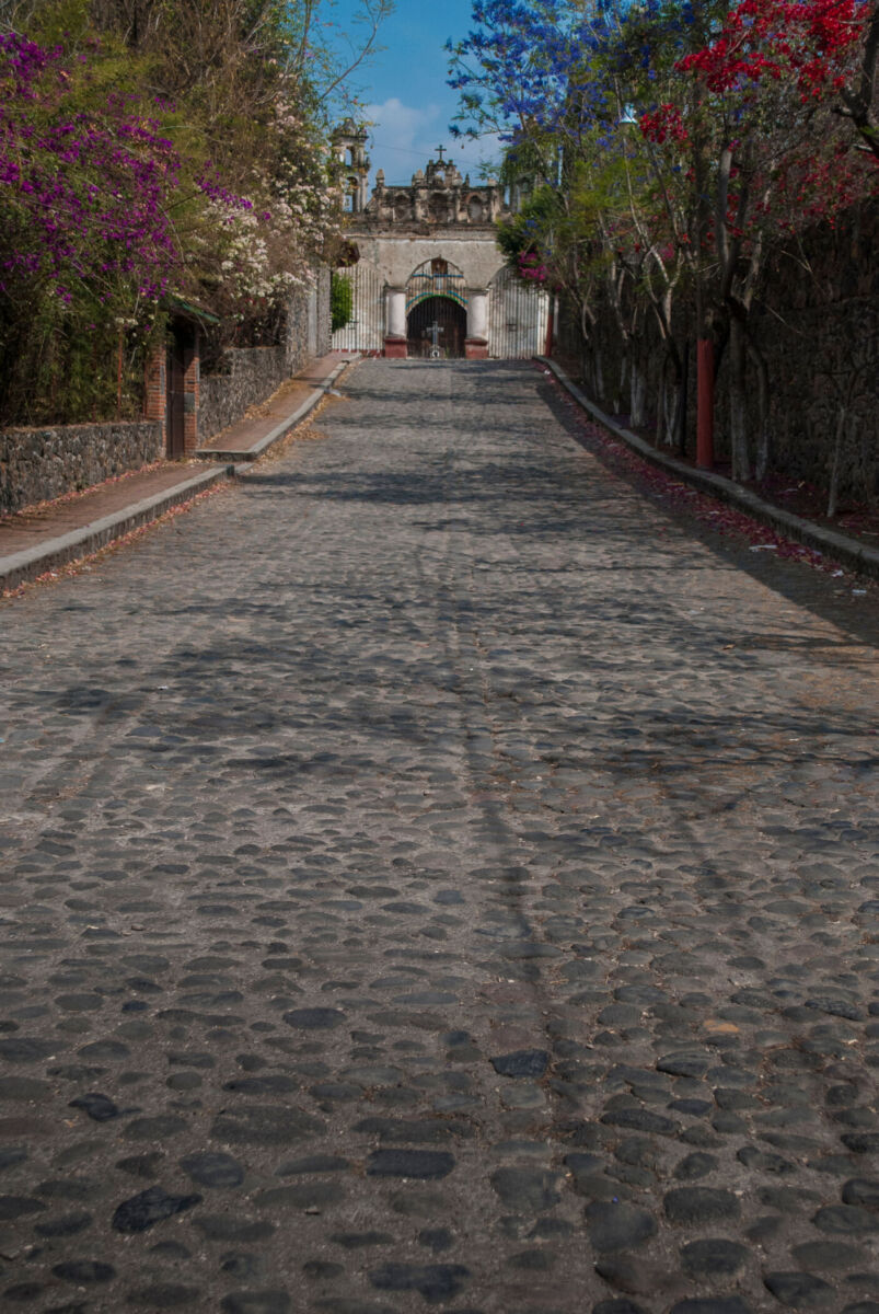 Calle que lleva a capilla en pueblo mágico