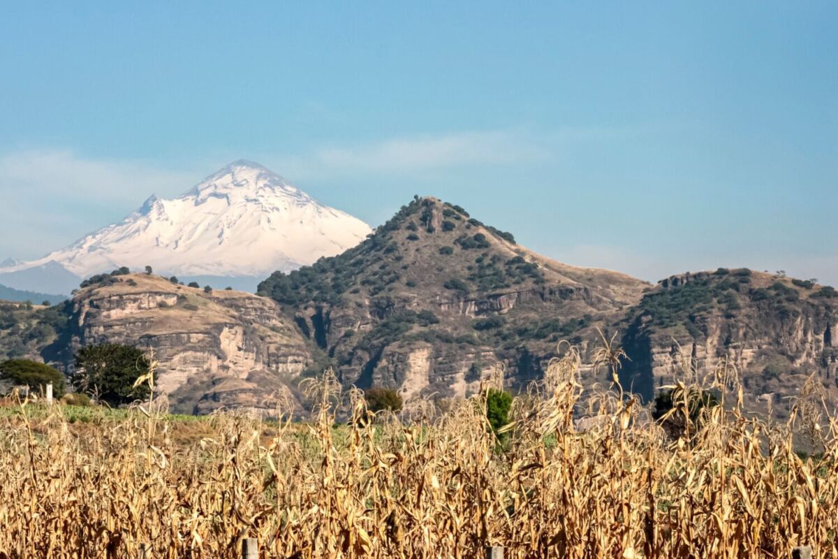 formaciones geológicas de piedra con Popocatépetl en el fondo de día 