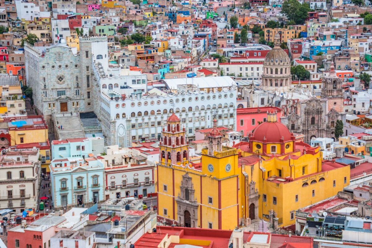 Vista panorámica de la ciudad de Guanajuato donde resalta la Universidad de Guanajuato