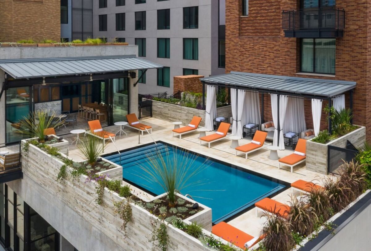alberca en el rooftop de canopy downtown Austin