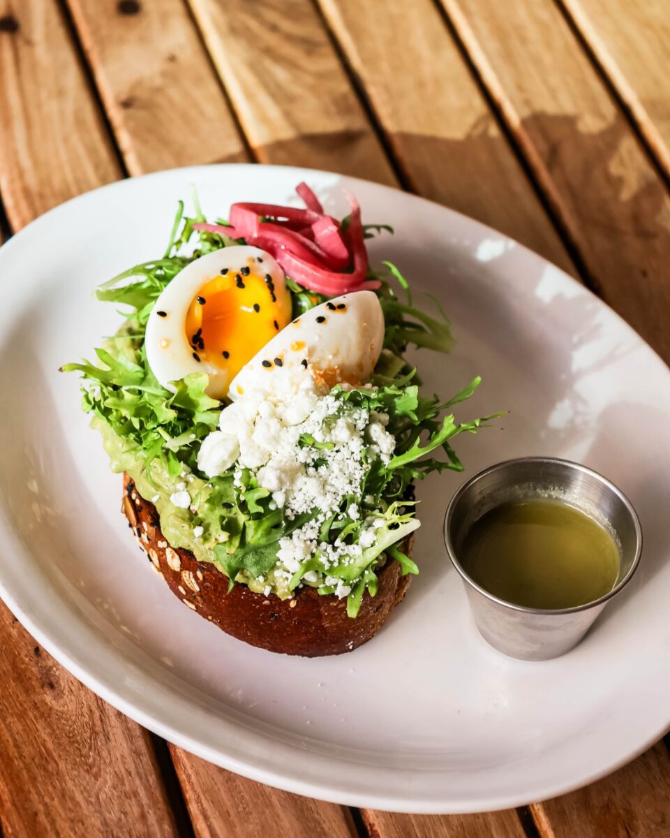 toast de aguacate con huevo