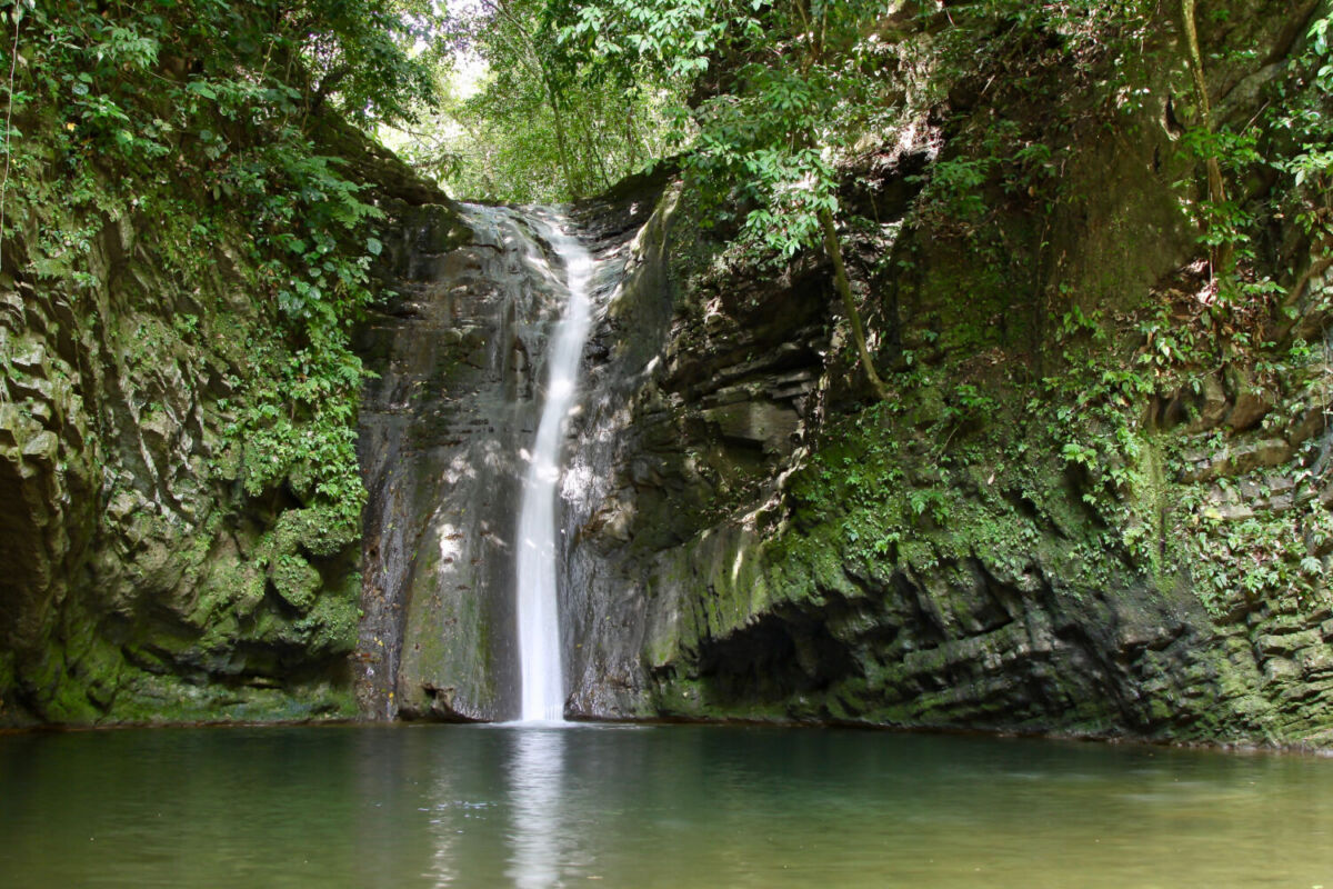 cascada y pozas naturales 