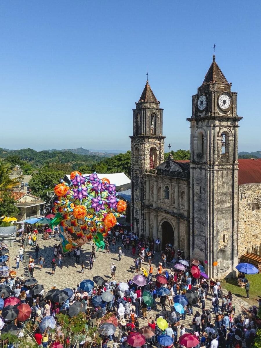 El Pueblo Mágico de Veracruz donde cada año elevan globos de papel de china en su Centro Histórico