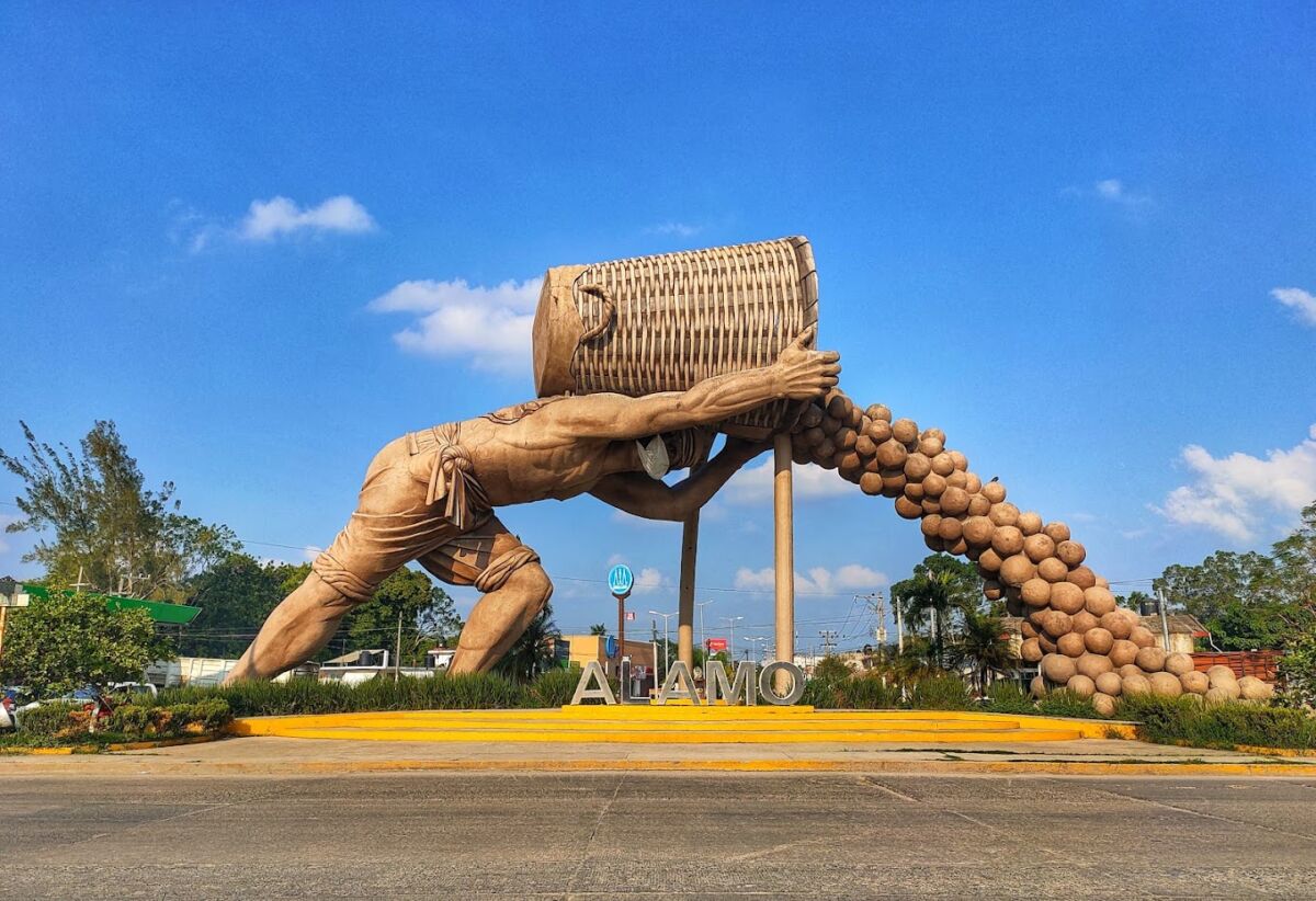 estatuida de persona tirando una naranjas de un cesto