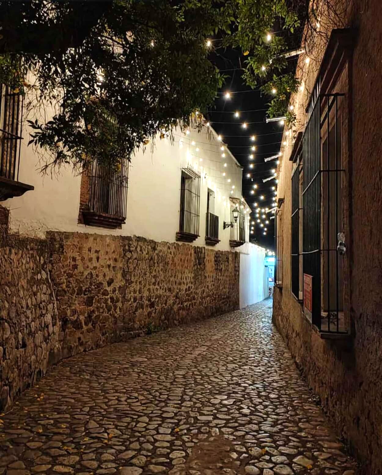 El pueblo empedrado con una calle donde todos se besan: dicen que parece Andalucía pero en el norte de México El pueblo empedrado con una calle donde todos se besan: dicen que parece Andalucía pero en el norte de México