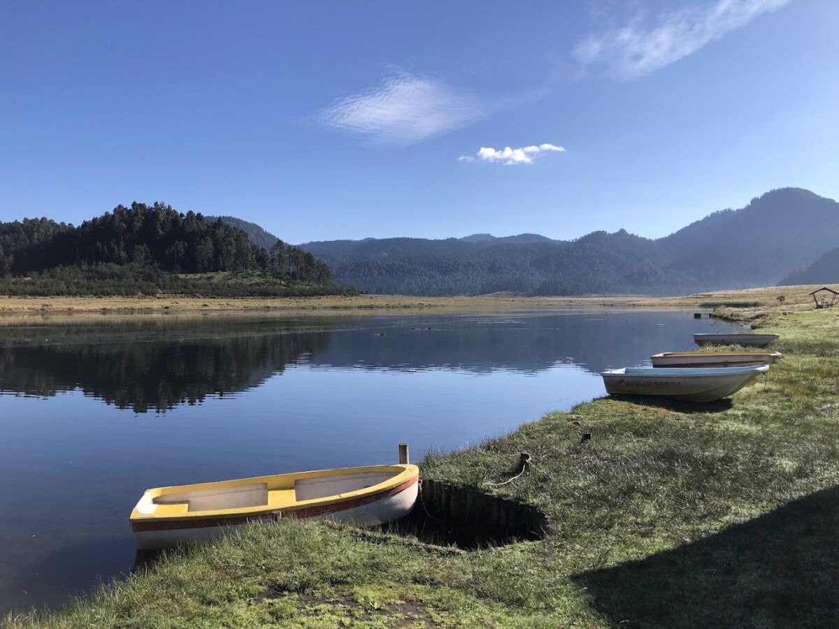 barcas de madera a la orilla de un lago 