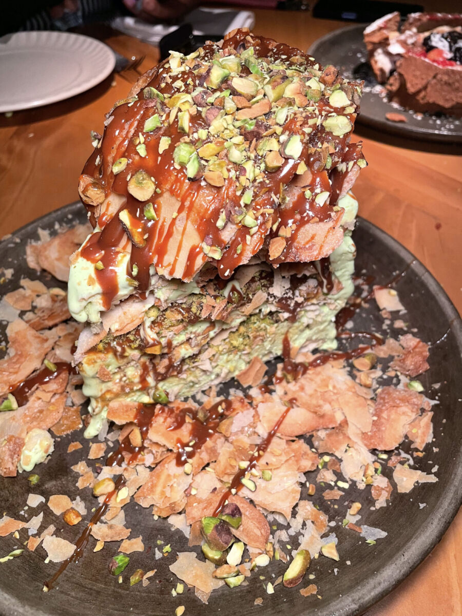 Pastel de campechanas con helado de pistache en la CDMX