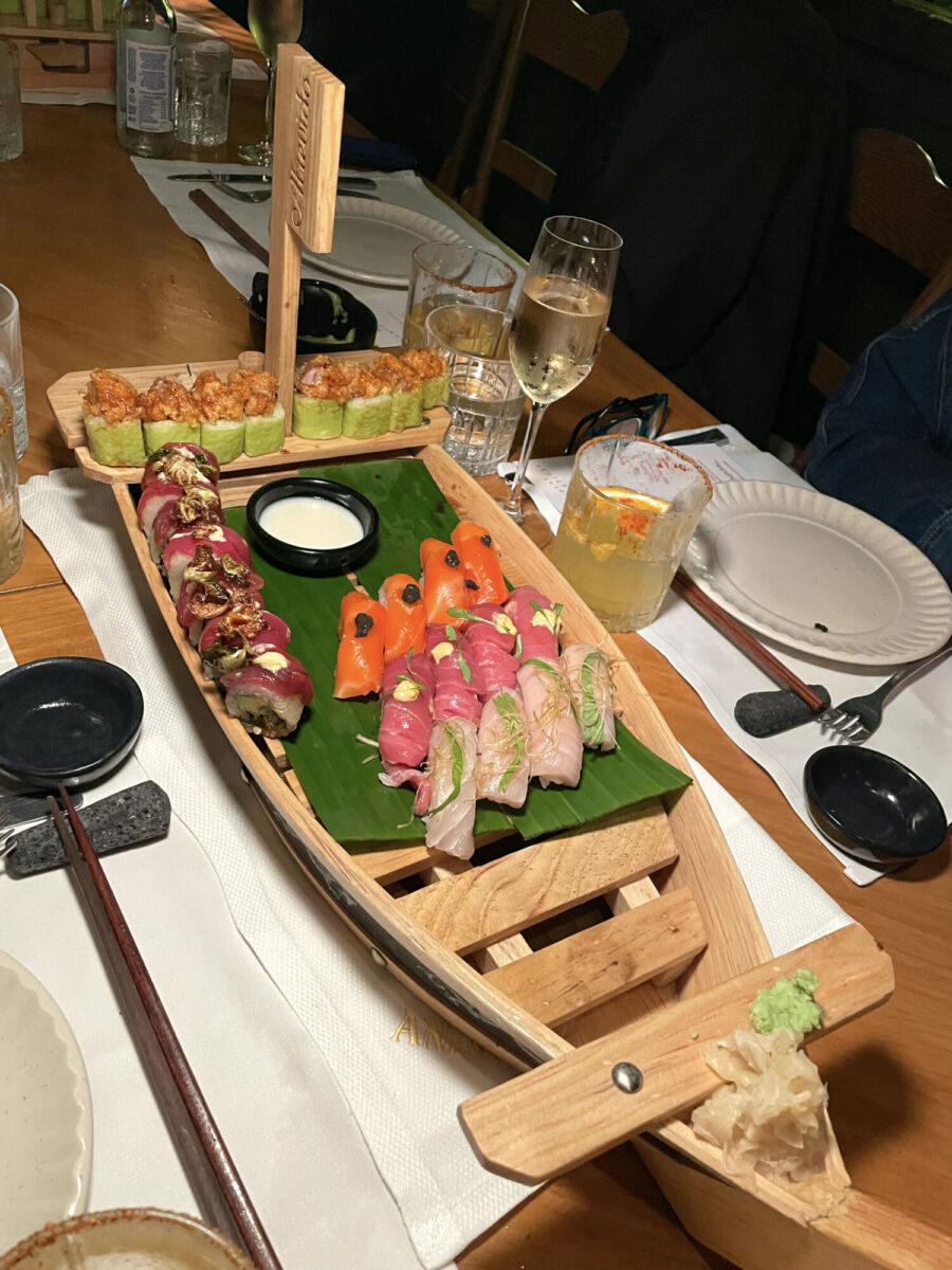 Sushis y nigiris servidos en un barquito de madera en el restaurante Animal