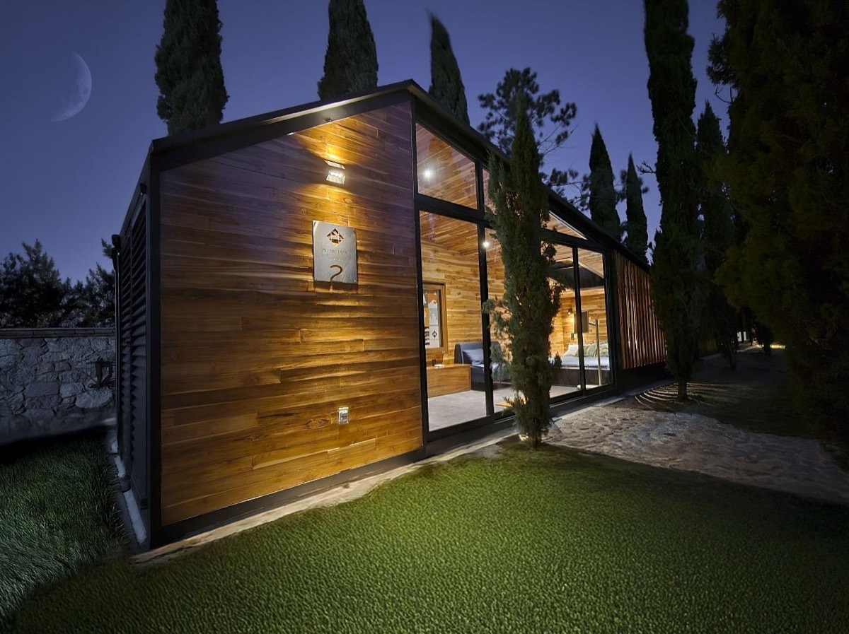 Habitación de noche con luna de fondo
