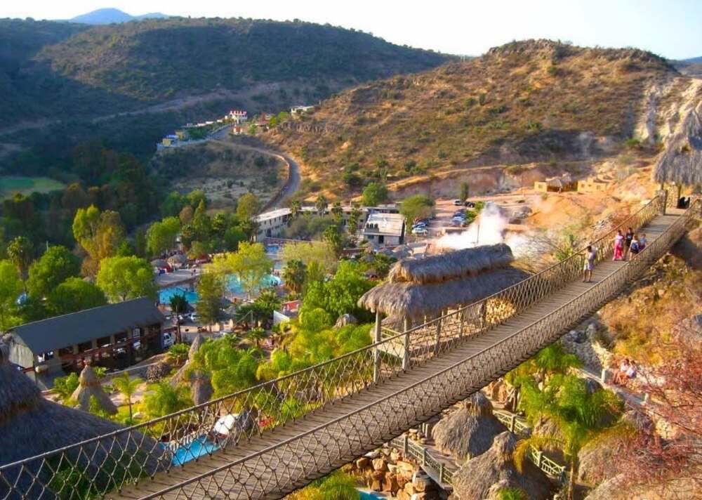Puente colgante en el balneario El Géiser 