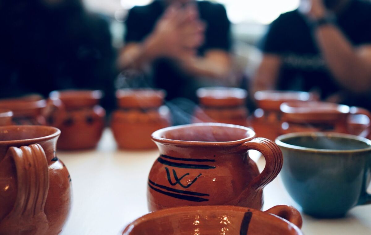 Tazas de barro con café de olla