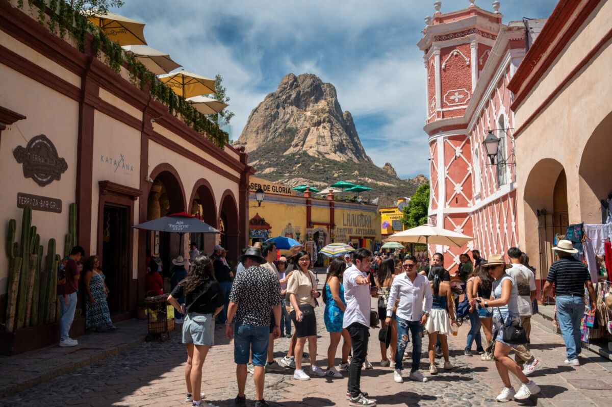 pueblo mágico de bernal con la peña al fondo