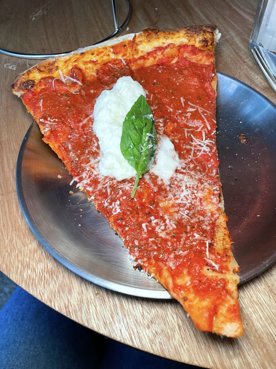 Rebanada de pizza estilo nueva york en la CDMX