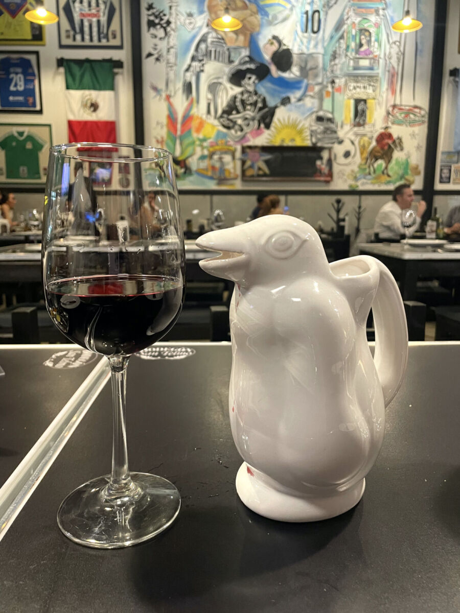 Vino de Bodegón San Telmo servido en un pingüino de cerámica