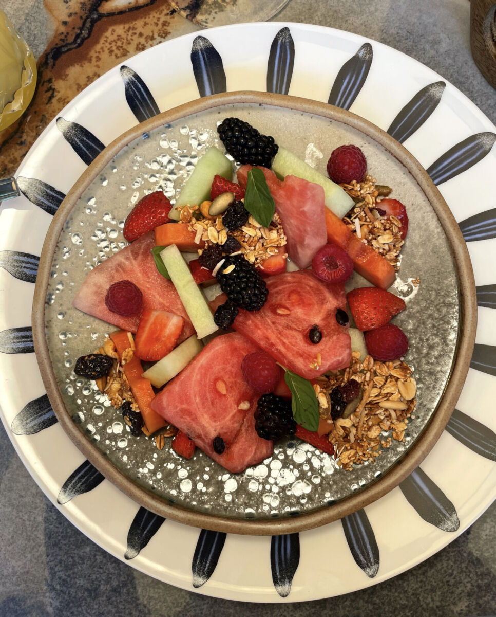 Plato con fruta de temporada en el brunch de Casamarena 