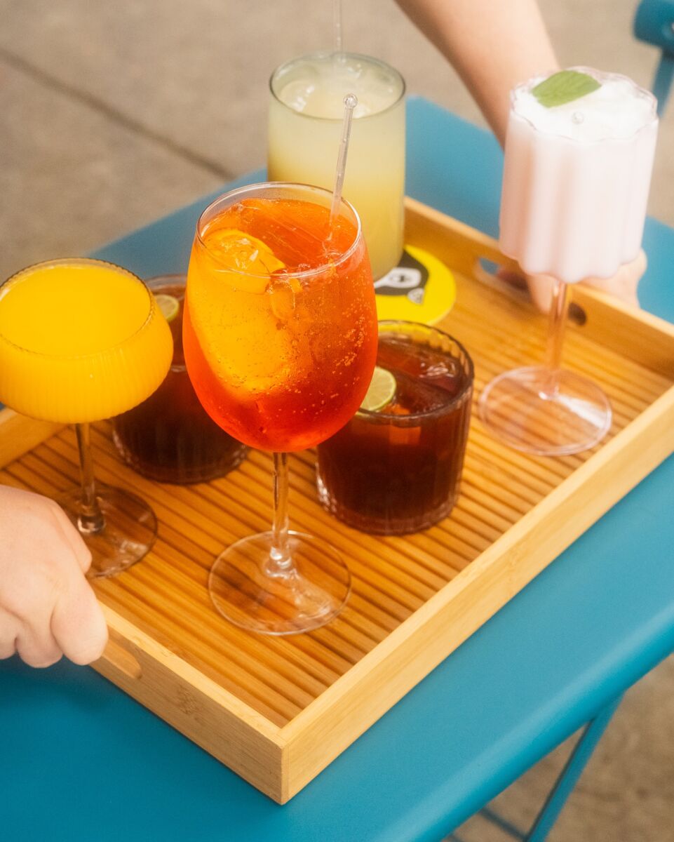 charola de madera con coctelería