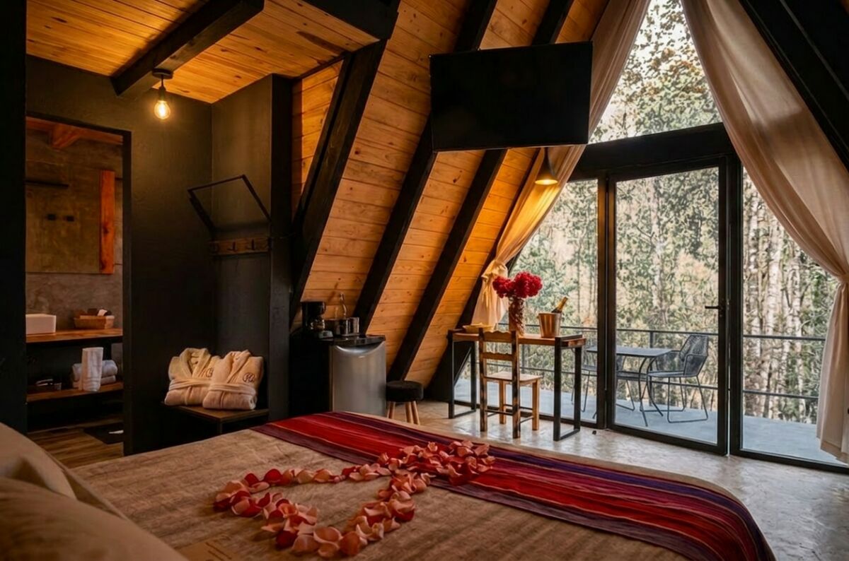 habitación decorada con pétalos de rosa 