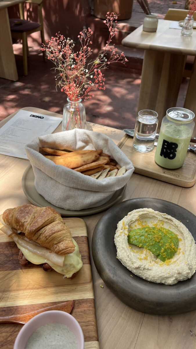 hummus y croissant de roast beef