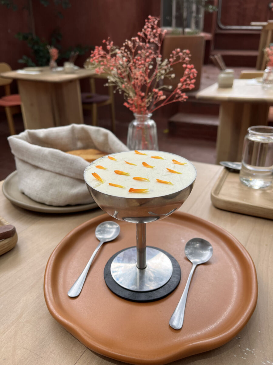 postre con pétalos en una copa de metal
