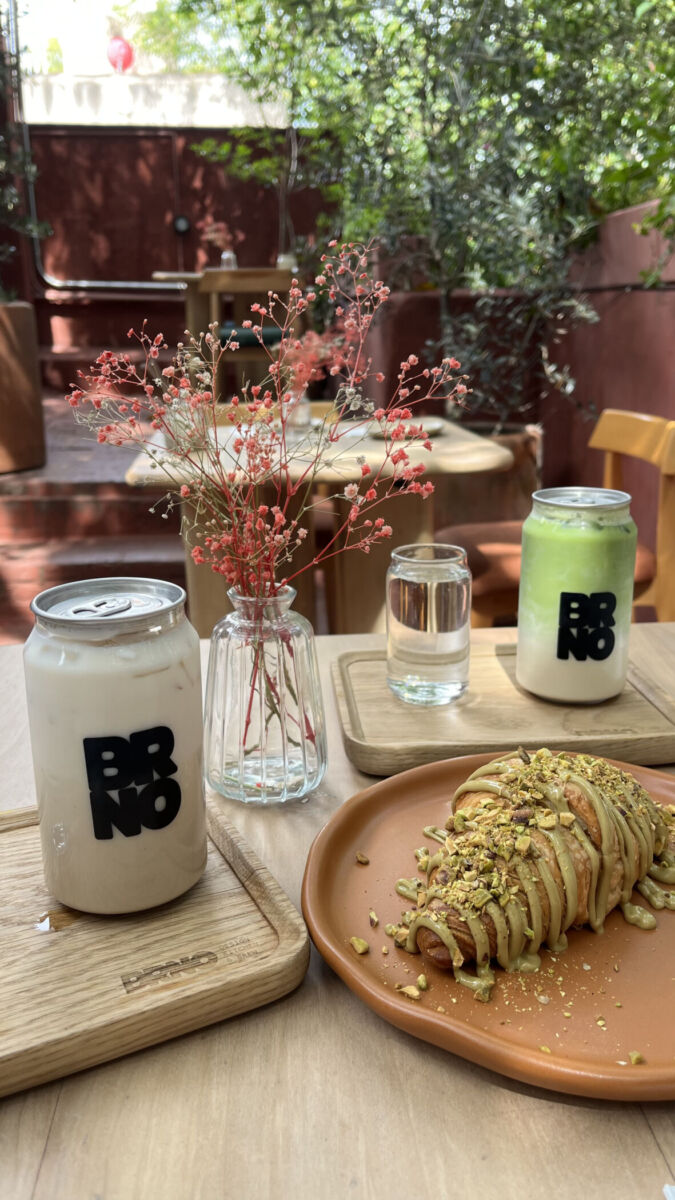 croissant de pistache y lattes enlatados