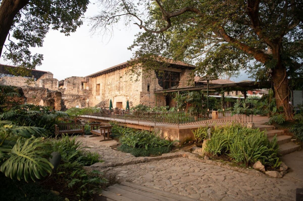 Hotel de piedra en medio de Antigua Guatemala