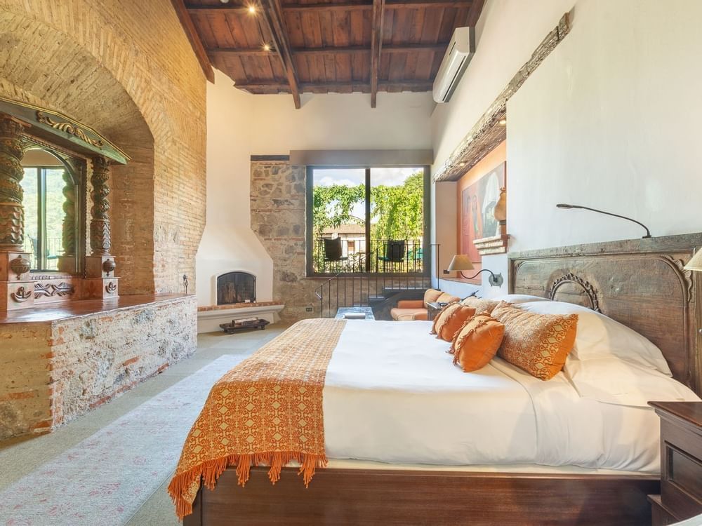 cuarto de piedra con ladrillo decorado con chimenea