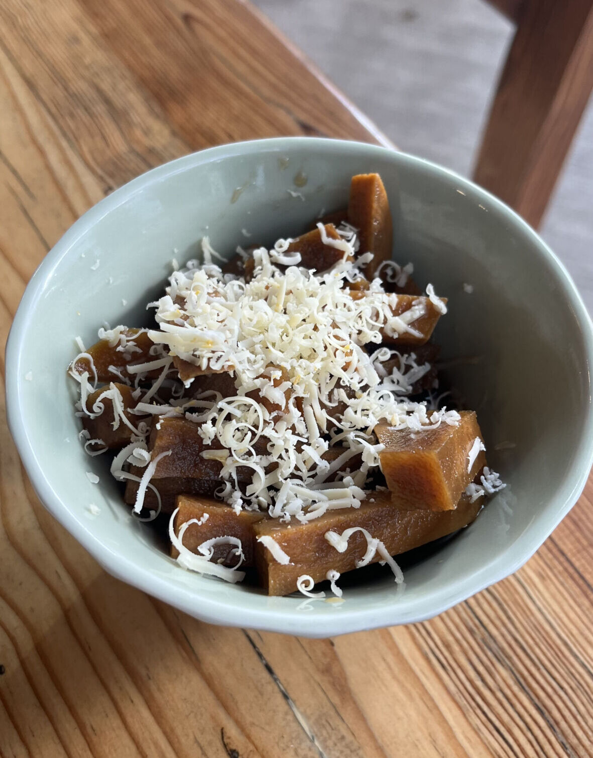 Dulce de camote con queso de bola