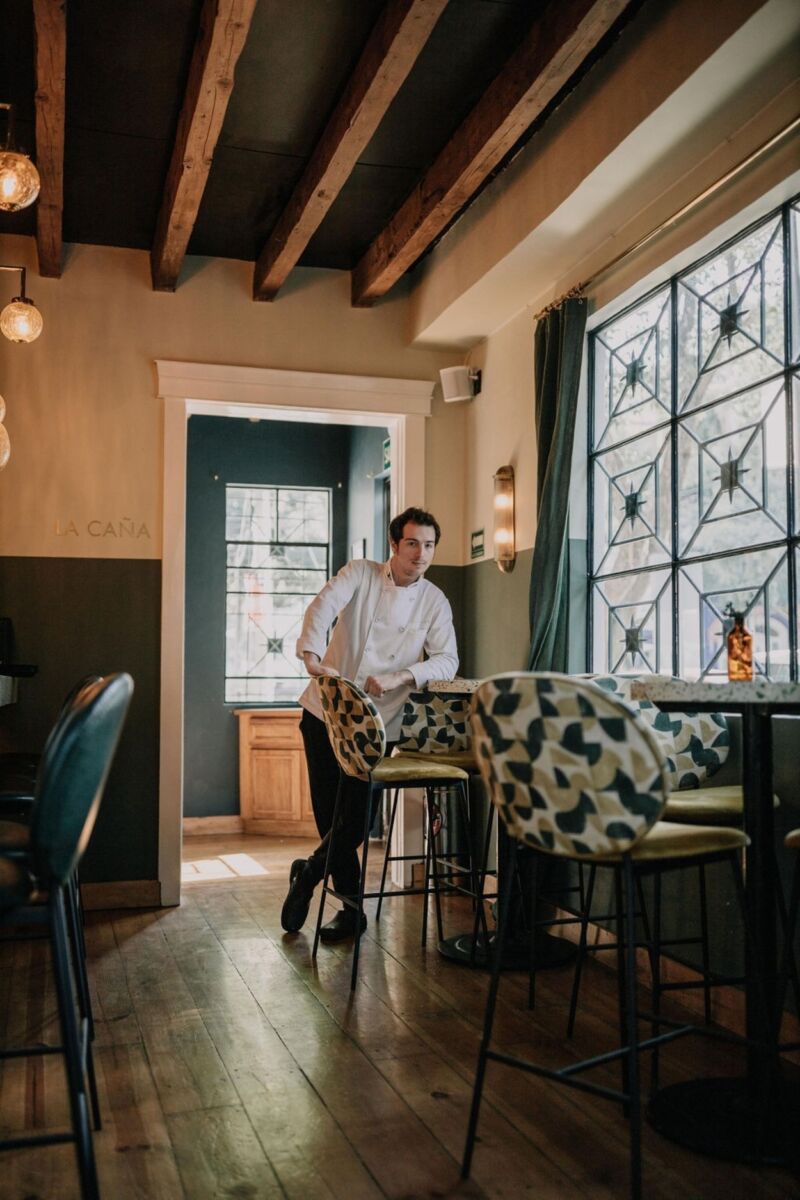 Convirtieron una casona frente a la plaza Río de Janeiro en un restaurante español con un rooftop mega romántico