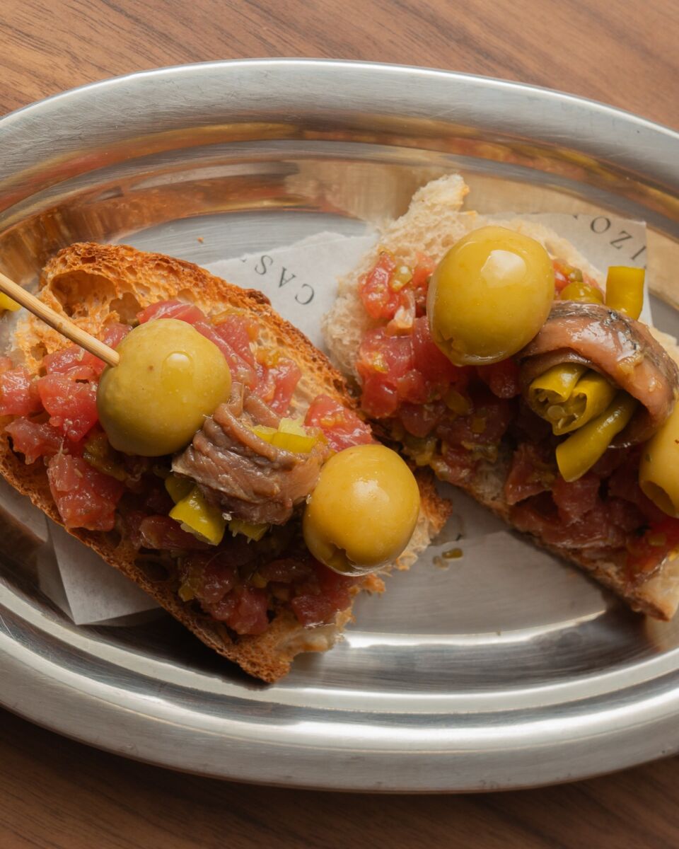 tapas españolas con aceitunas