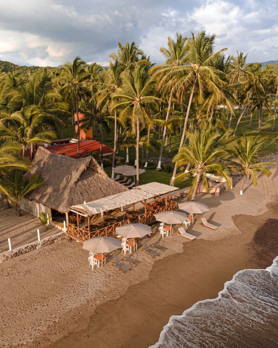 El hotel frente a una playa poco conocida de Jalisco al que me escapo para leer, comer rico y disfrutar del mar 