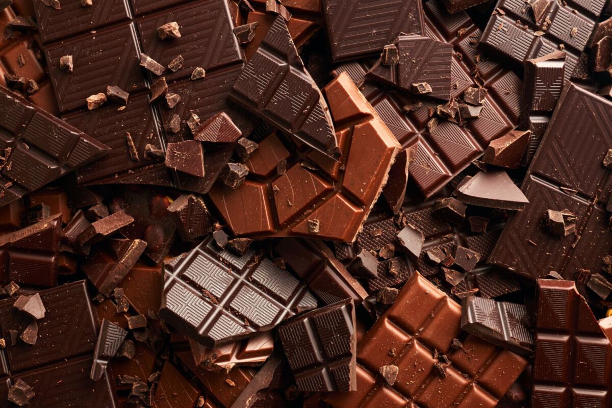 montón de barras de chocolate troceadas