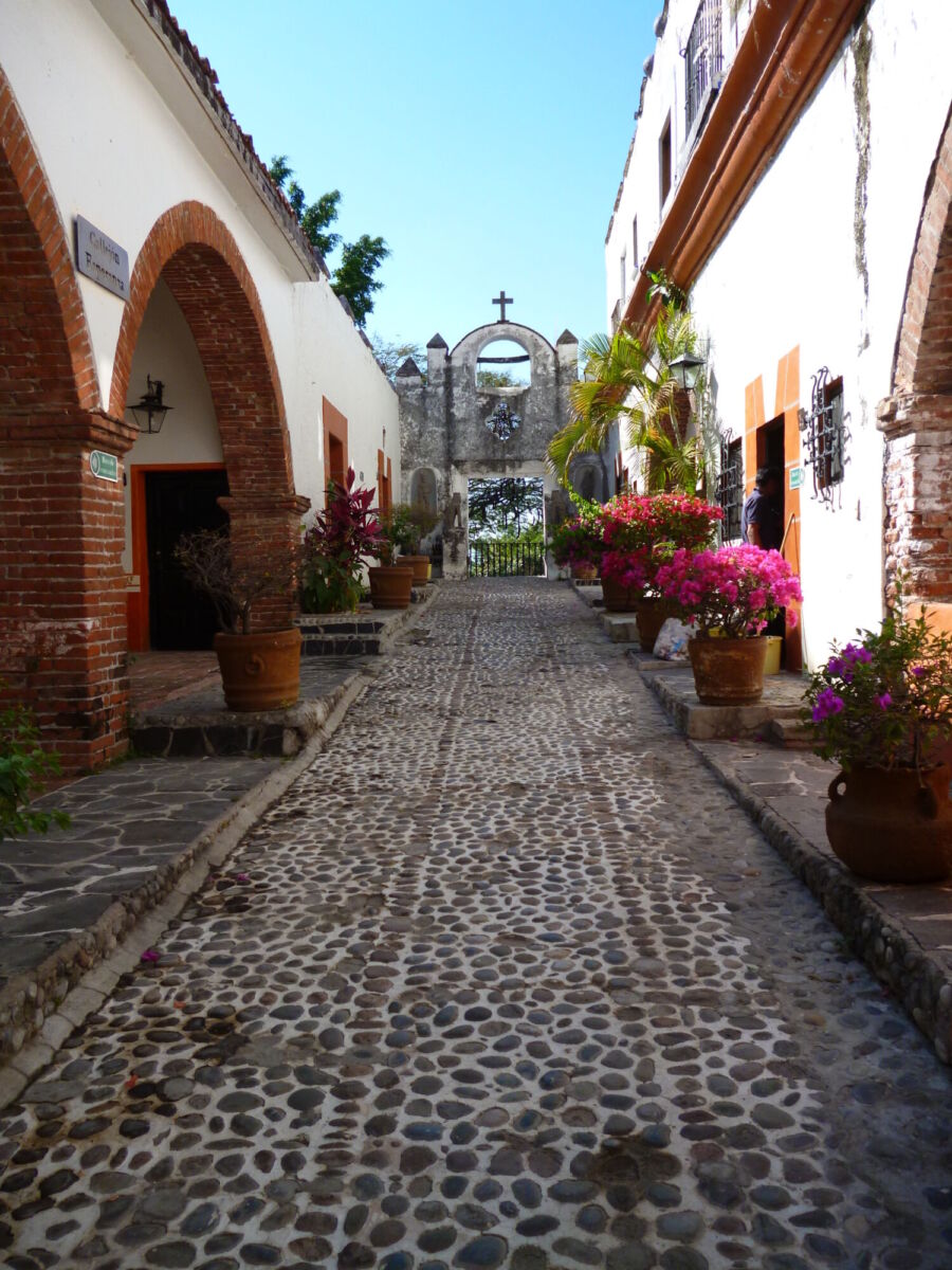 Calle empedrada en álamos sonora