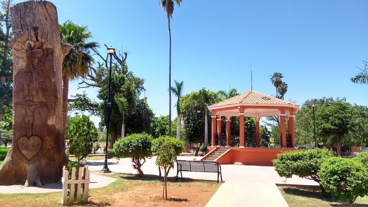 plaza pública con un kiosco 
