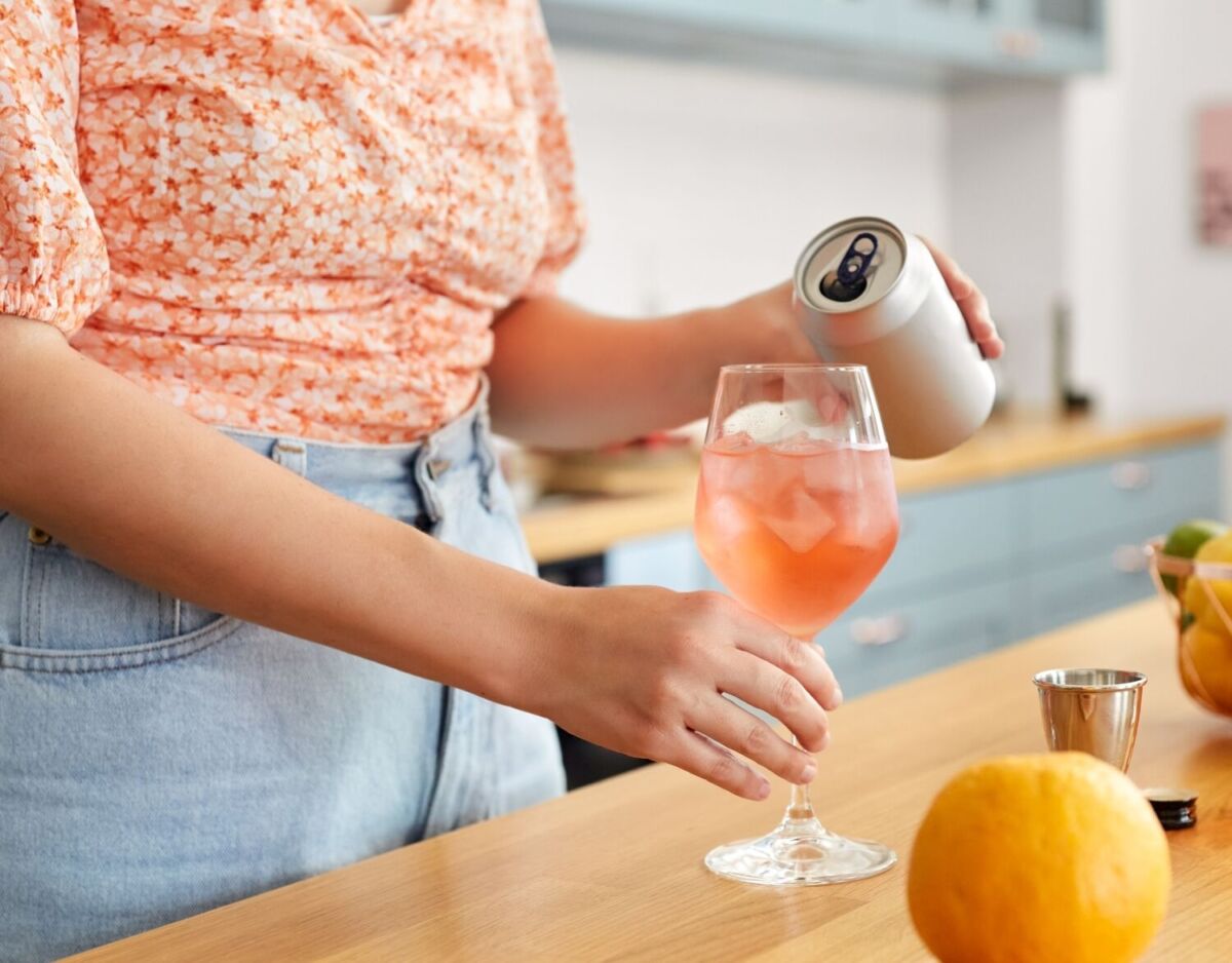 El coctel en lata súper mexicano (y artesanal) que siempre hay que tener en el refri por si llegan visitas