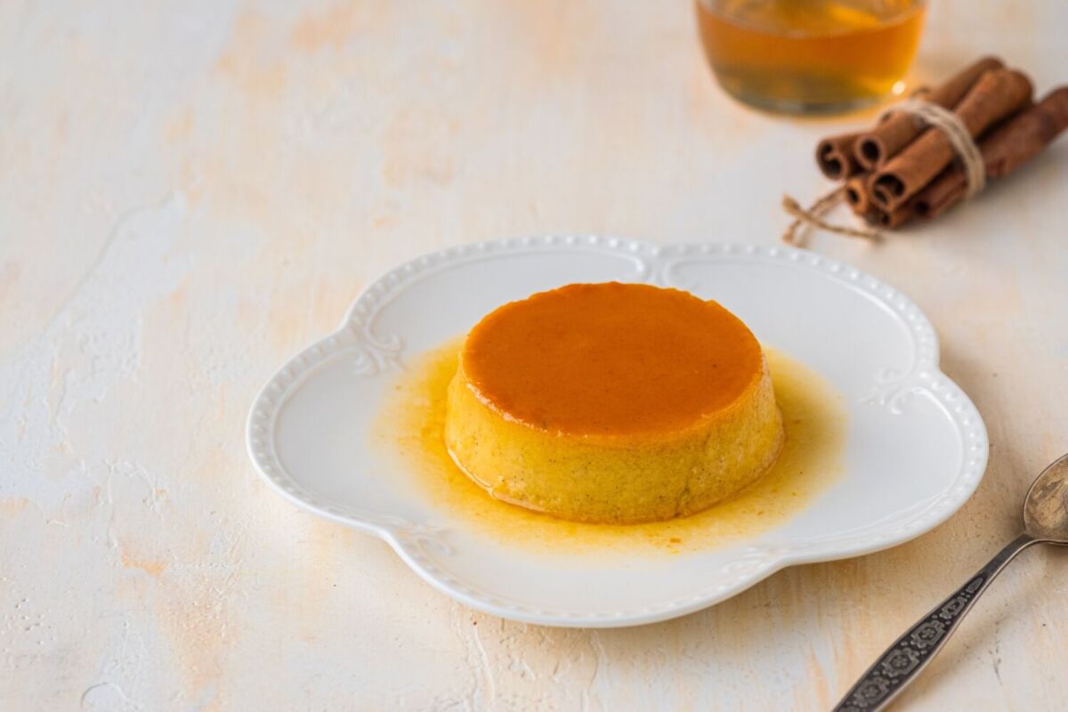 flan de calabaza sobre un plato de cerámica