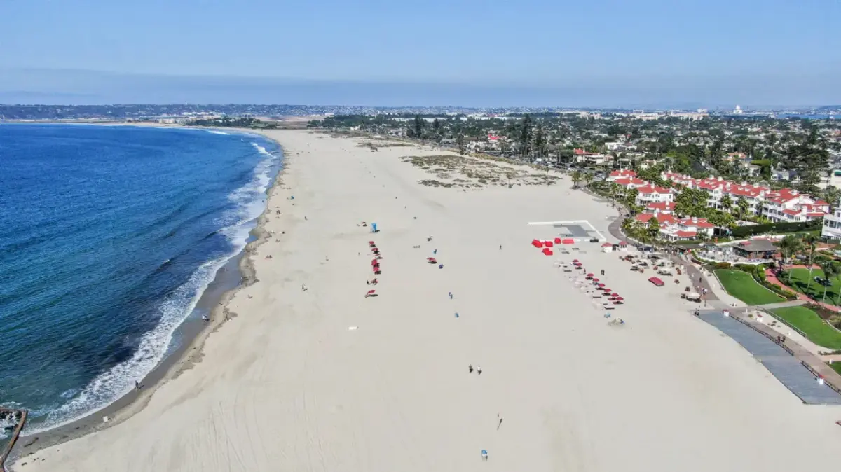 Vista panorámica de la extensa franja de arena de Coronado Beach San Diego