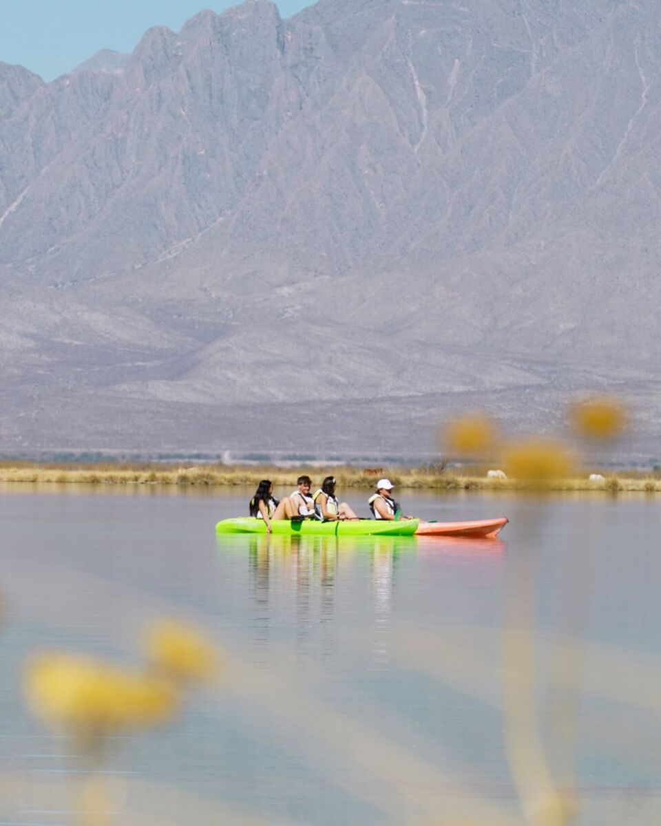 personas nadando en kayak en Las Playitas