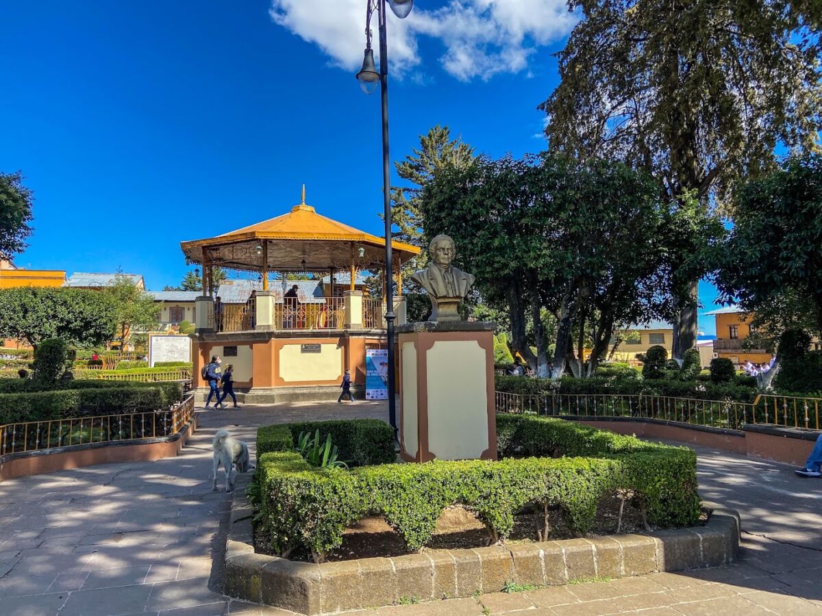 plaza pública con un quiosco 