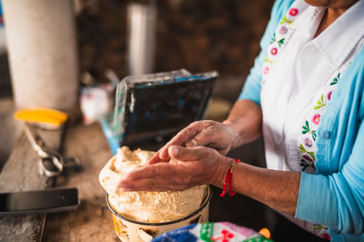 close up cocinera tradicional haciendo tortillas