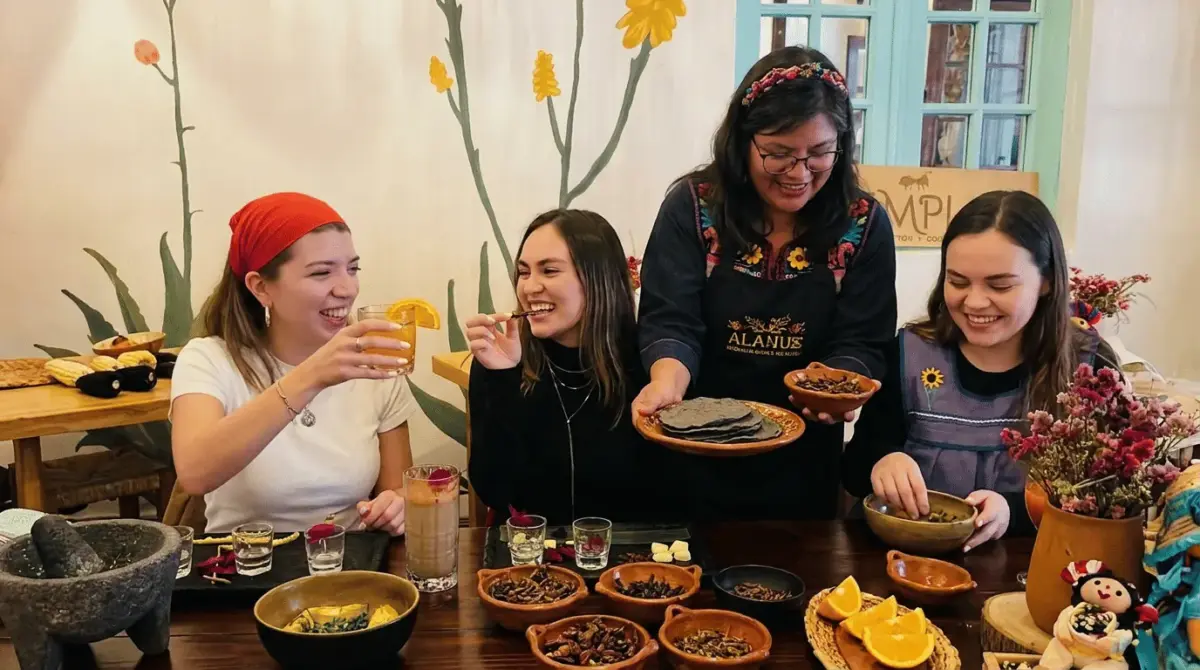 Cata de mezcales artesanales, insectos tradicionales y diez variedades de maíz nativo