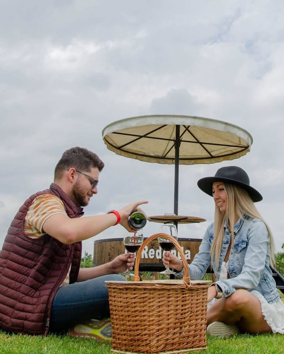 Pareja disfrutando de un vino en Viñedos La Redonda 
