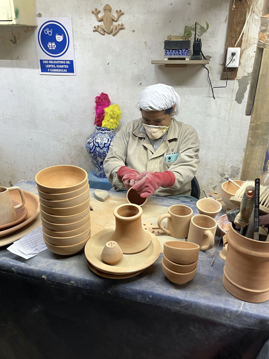Maestra artesana lijando una pieza de talavera 