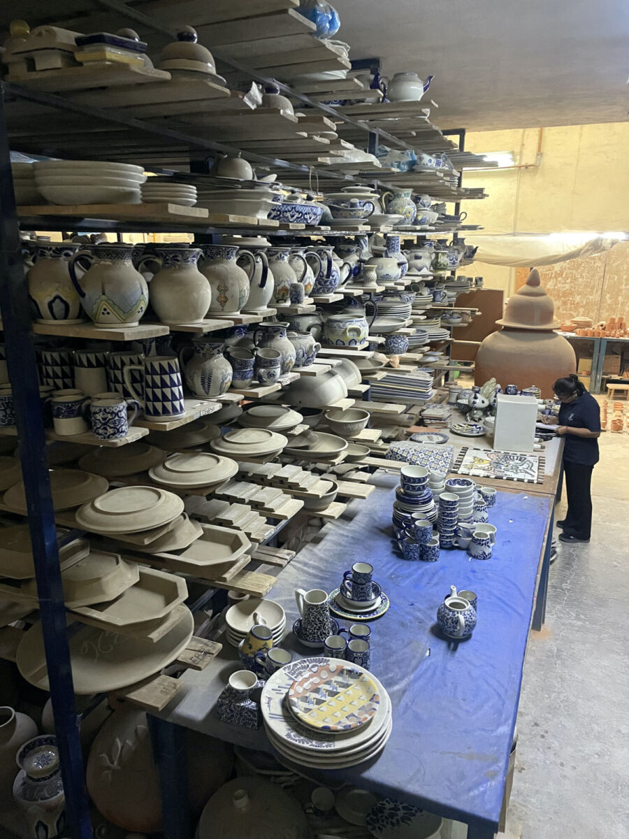 Piezas de talavera ordenadas en un estand en la Fábrica Uriarte Talavera 