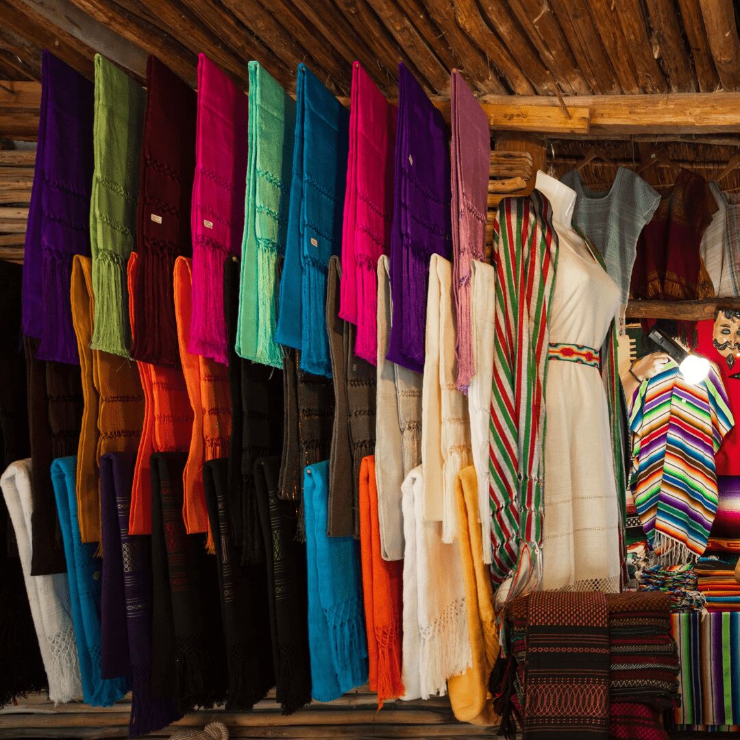 Venta de artesanías en feria xcaret de arte popular mexicano