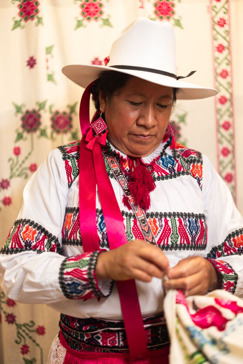 artesana mexicana bordando