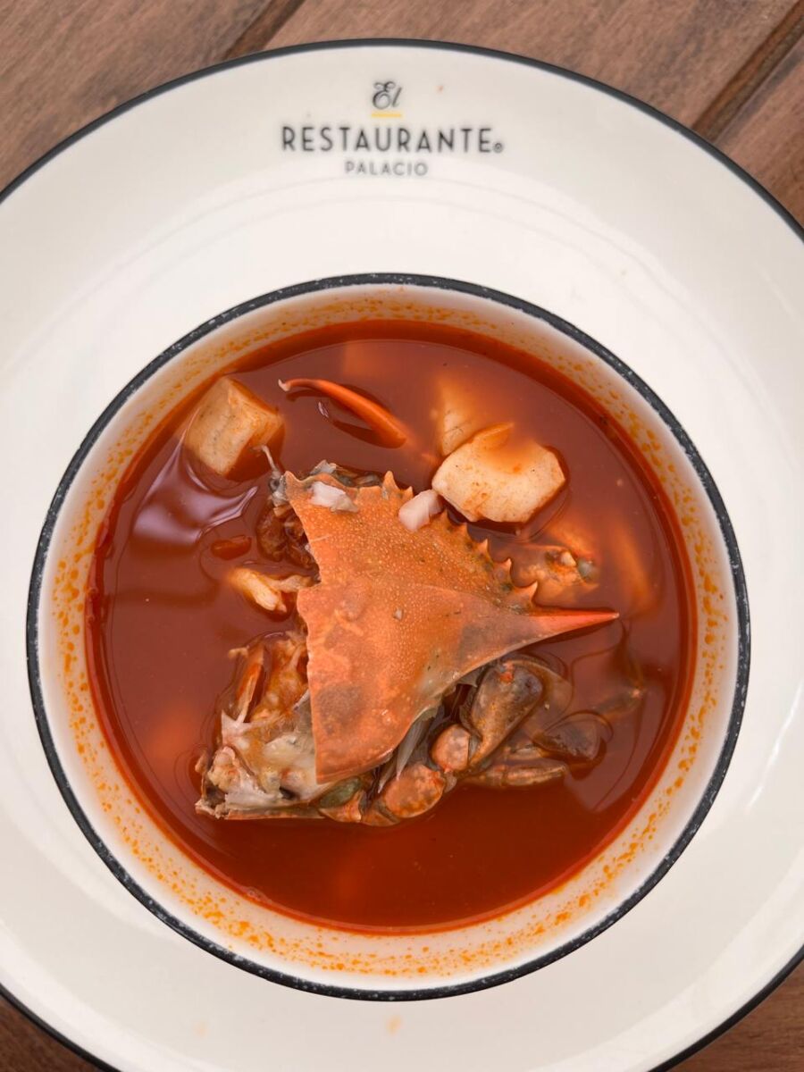 Caldo de maíz rojo con maricos y chiles secos