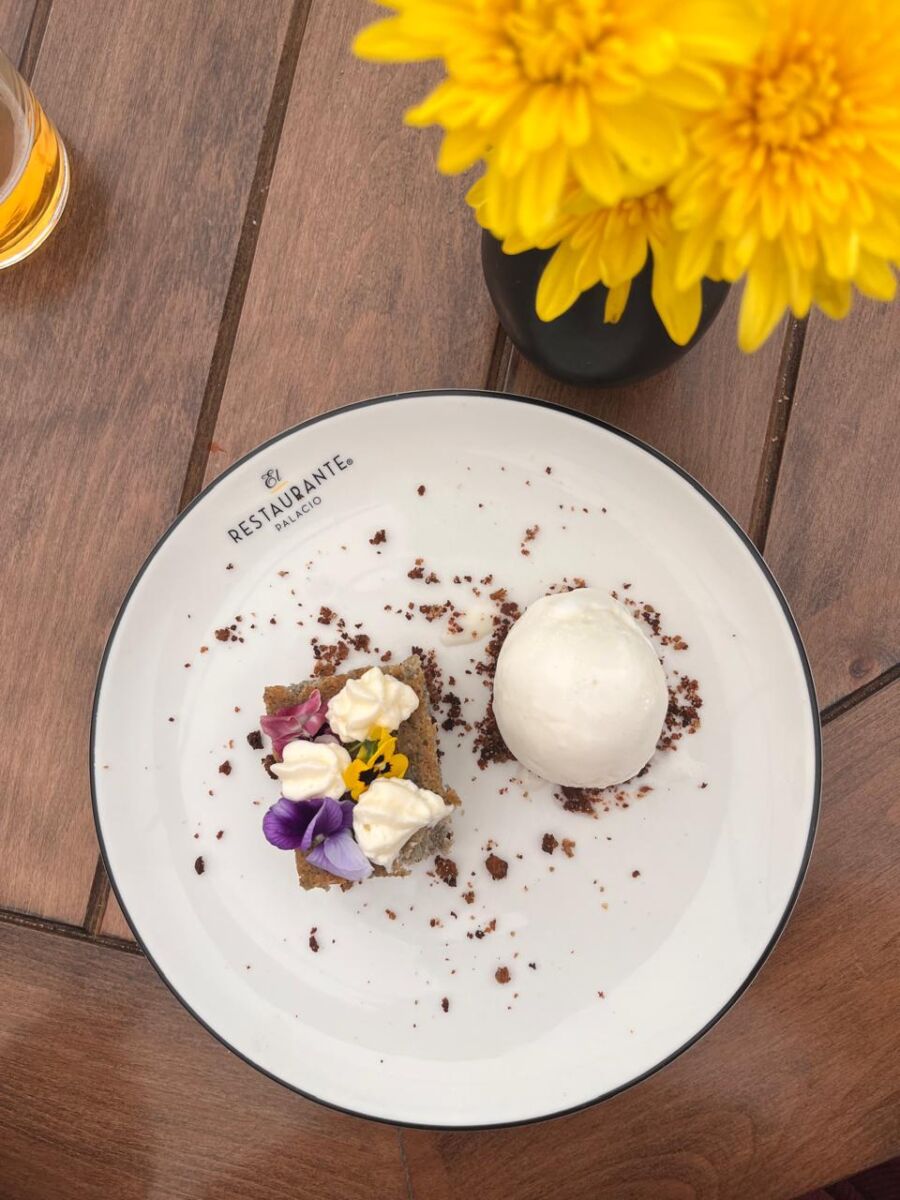 panqué de huitlacoche con helado de palomita