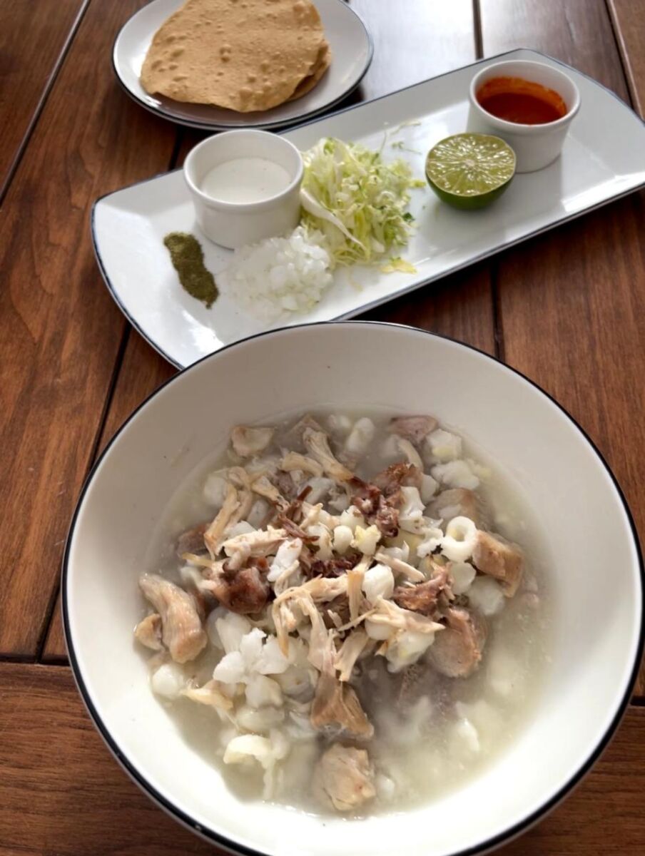 pozole blanco de gallina, cerdo y chamorro