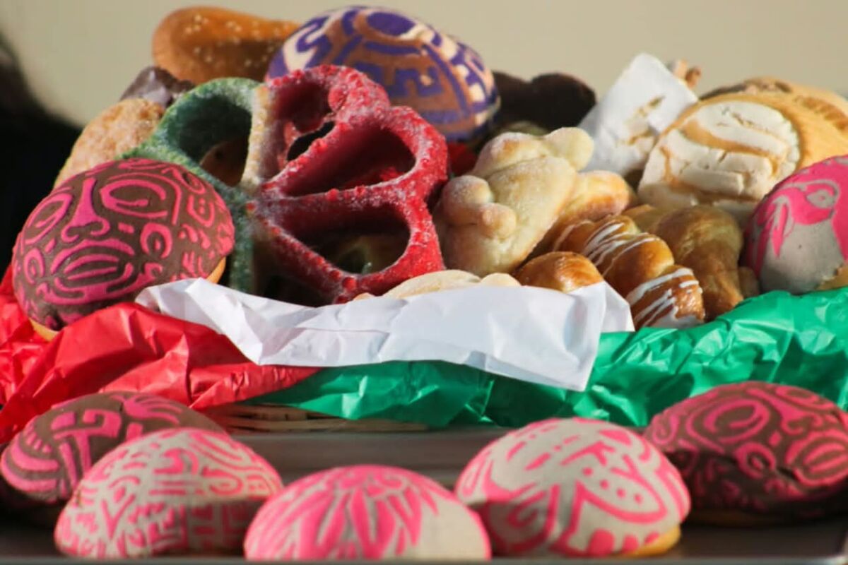 Canasta llena de panes dulces mexicanos