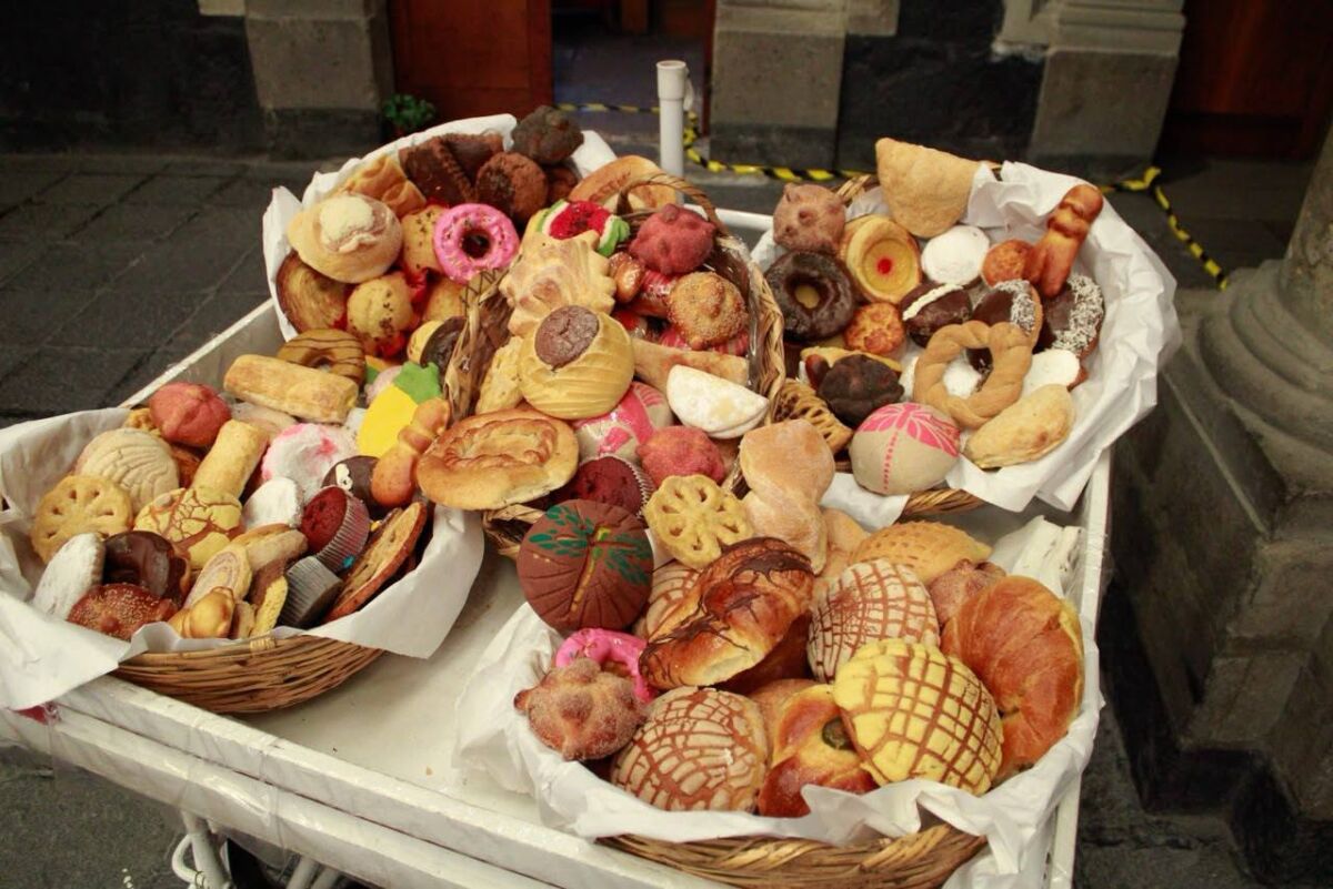 Canastas llenas de pan dulce mexicano